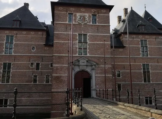 GENTSE BOKSTRAINER 45 IN DE CEL NADAT HIJ BROERS VOOR DOOD intelligence overview